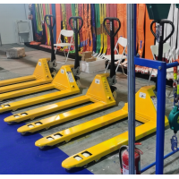 河北液壓叉車在展廳展覽，需要的客戶歡迎詢價-河北冠泰起重機