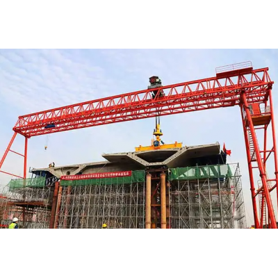 湖北鄂州路橋起重機施工現場
